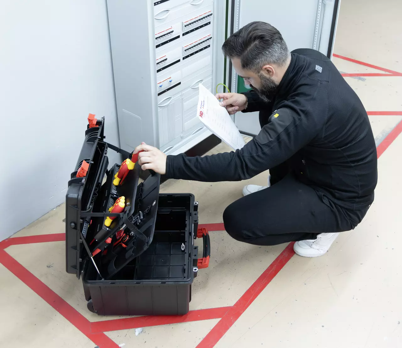 O Novo Parceiro do Eletricista Profissional: Conheça o Trolley XL 2 Electric da Wiha 🪛